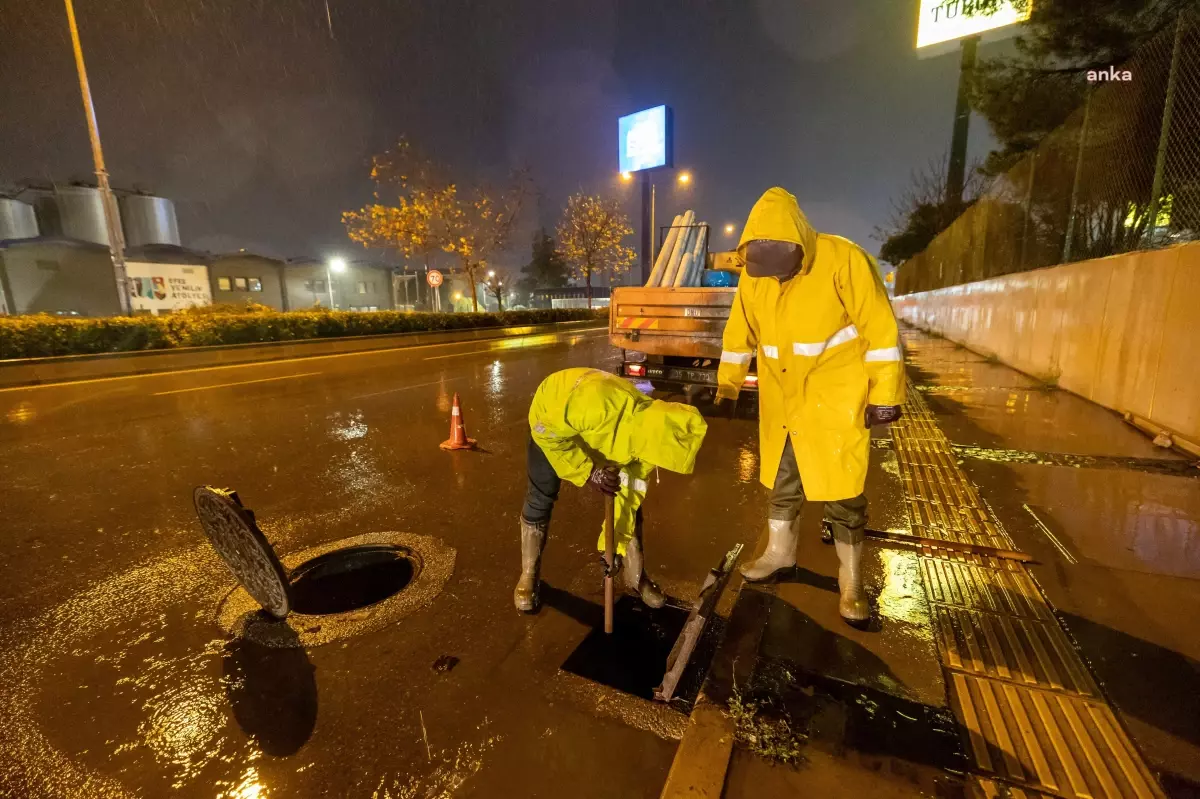 İzmir’de Yağışlar Nedeniyle Büyükşehir Belediyesi Çalışmalara Başladı